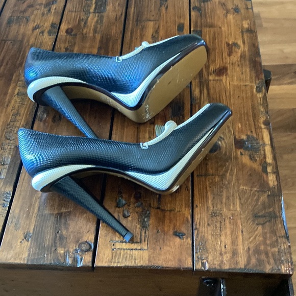 Fendi Heels, Size 38 runs a little small (Will fit size 7.5 or 7) - Picture 4 of 5